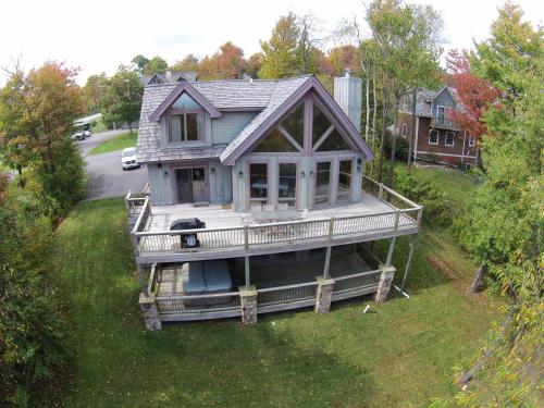 Wispering Heights Four-Bedroom Holiday Home, McHenry