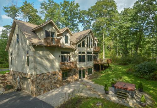 Wispering Woods Four-Bedroom Holiday Home, McHenry