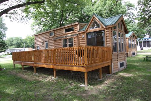 Blackhawk RV Campground Lakeview Loft Cabin 6, Milton