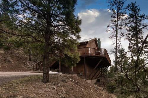 Cabin on the Creek Three-bedroom Holiday Home, Ruidoso