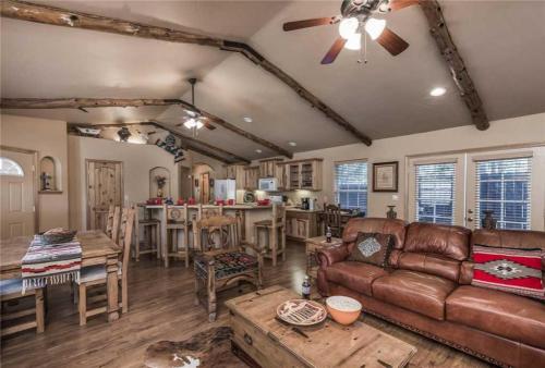 Cowboy Cabin Two-bedroom Holiday Home, Ruidoso