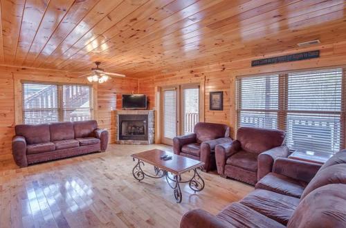 Hemlock Inn- 8 Bedroom Cabin, Gatlinburg