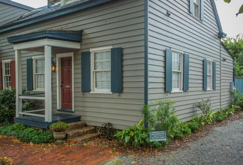 Molly's Cottage - Two-Bedroom, Savannah
