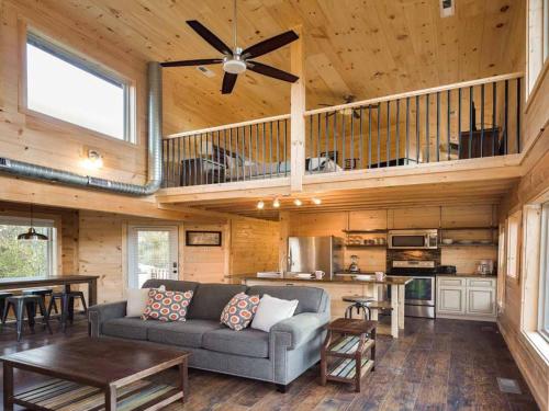 Mountain Splash- Two-Bedroom Cabin, Pigeon Forge
