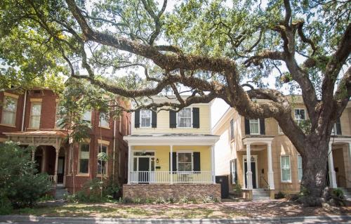 Oakview Manor - Three-Bedroom, Savannah