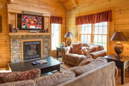 Peyton's Hideaway- Three-Bedroom Cabin, Gatlinburg