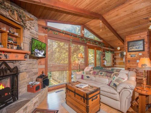 Rustic Charm- One-Bedroom Cabin, Pittman Center