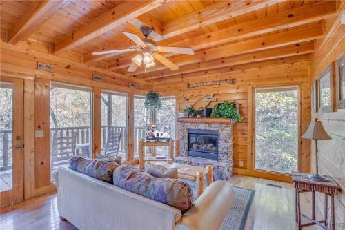 Secret Romance- Two-Bedroom Cabin, Gatlinburg