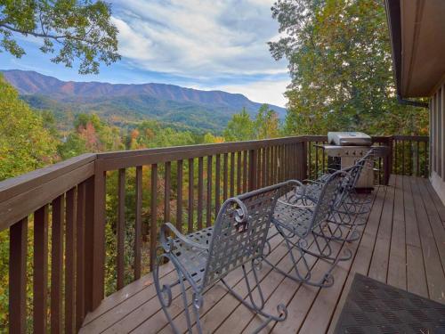 Stand In Awe- Four-Bedroom Cabin, Rocky Grove