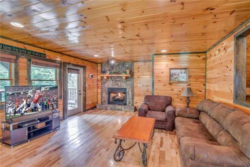 Standing Bear Lodge- Five-Bedroom Cabin, Gatlinburg