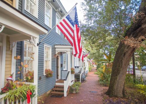 Allure on Jones - Three-Bedroom, Savannah